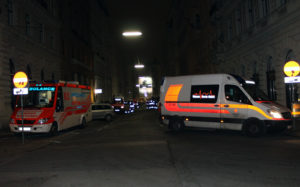 Rettungswagen und 2 Katastrophenzüge der Wiener Rettung vor der OGR-Infozentrale